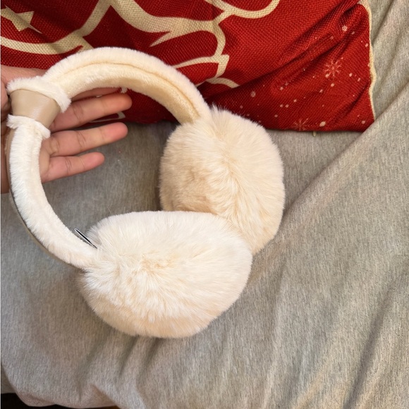 Cream Faux Fur Earmuffs - Picture 3 of 4